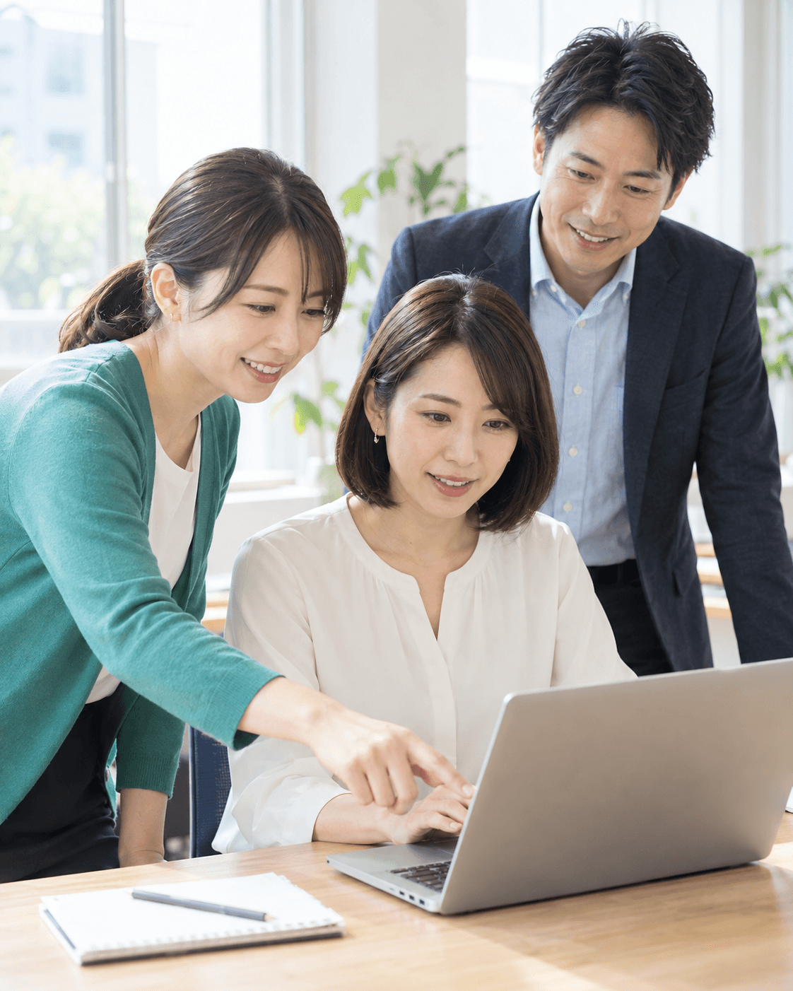 社員同士で業務ツールの使い方を学ぶイメージ