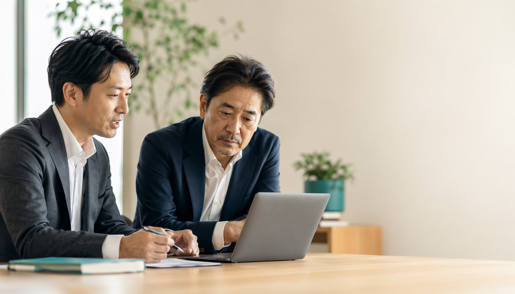 AI導入を伴走するコンサルタントと男性経営者